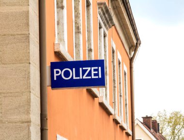 Polis, Hilpoltstein 'daki bir Alman polis departmanına imza attı. Almanca 