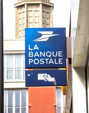 Le Havre, Fransa: La Banque Postale tabelası. La Banque postale, La Poste 'nin bir yan kuruluşu olarak 1 Ocak 2006 tarihinde kurulan bir Fransız bankasıdır.