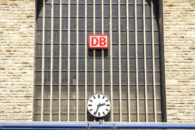 STUTTGART, GERMANY: Stuttgart ana tren istasyonu (Deutsche Bahn) DB işareti ve duvardaki saat