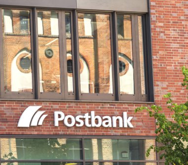Hamburg, Almanya: Postbank Finans Merkezi. Deutsche Postbank Almanya 'nın en büyük perakende bankalarından biridir. Alman Bundesposluğu 'nun tasarruf bölümünün birleşmesinden oluşmuştur.