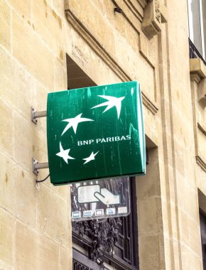 Le Havre, Fransa: BNP Paribas Bankası 'nın bir şubesinin önünde imza atın. 2000 yılında kurulan BNP Paribas, genel merkezi Paris 'te bulunan çok büyük bir Fransız küresel bankacılık grubudur.