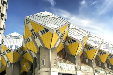 ROTTERDAM, NETHERLANDS: Küp evler veya Hollandaca Kubuswoningen, mimar Piet Blom tarafından tasarlanan ve Hollanda 'nın Rotterdam kentinde inşa edilen bir dizi yenilikçi ev.