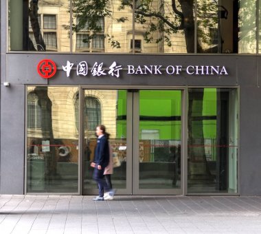 Rotterdam 'daki bir mağazanın dış tarafındaki Çin Bankası logosu. Çin Bankası, Çin 'in en büyük dört ticari bankasından biridir..