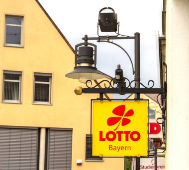 Roth, Almanya: Duvarda Alman Lotto Bayern tabelaları asılı. Piyango Çarşamba ve Cumartesi günü ödül kazandı.