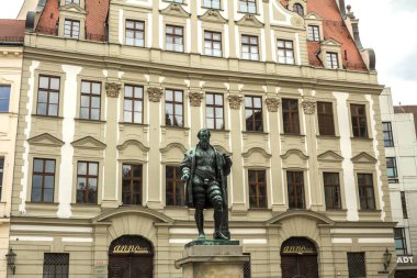 Augsburg, Almanya: Augsburg kasabasındaki Maximilian Müzesi yakınlarındaki Hans Jakob Fugger 'ın heykeli. Augsburg, Swabia, Bavyera 'da bir şehirdir.