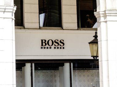 Hamburg, Almanya: Hugo Boss Hamburg 'da moda mağazası / dükkan logosu