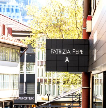 Patrizia Pepe Mağazası 'nın tabelasına bakın. Tessilform SpA 'dan Patrizia Pepe, erkek, kadın ve çocuk giyimi koleksiyonu yapan bir İtalyan markasıdır.