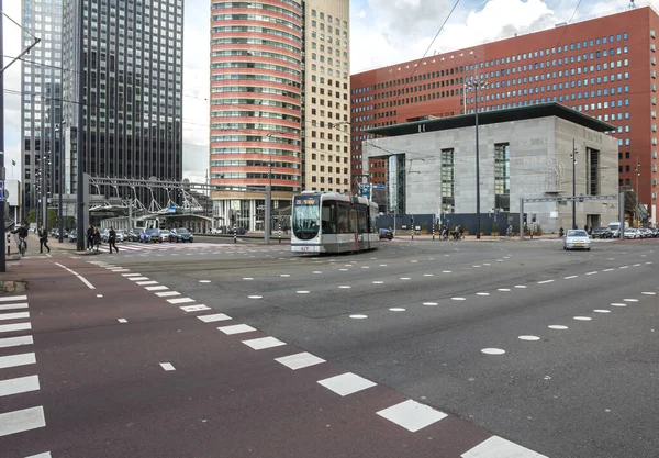 Rotterdam Países Bajos Mayo Ocupada Calle Tráfico Rotterdam Tranvía Bicicletas —  Fotos de Stock