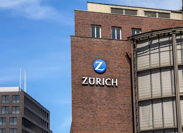 ドイツのハンブルク 建物の上にチューリッヒ保険グループのプロモーション チューリッヒ保険グループは チューリッヒに本社を置くスイス最大の保険会社である — ストック写真