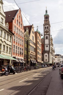 Augsburg, Almanya - 18 Mayıs 2019: Augsburg pazarındaki Perlach Kulesi. Augsburg, Bavyera 'nın üçüncü büyük şehridir.