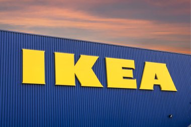Augsburg / GERMANY: Augsburg 'da bir deponun IKEA şubesi. IKEA, mobilya, mutfak ve aksesuarlar tasarlayan ve satan İsveç merkezli çokuluslu bir gruptur.