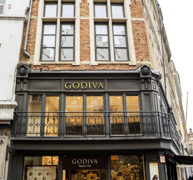Bruges, Belçika: Godiva Çikolata Dükkanı, Godiva Çikolata Fabrikası 1926 yılında Belçika 'da kurulan kaliteli çikolata ve benzeri ürünler üreticisi.