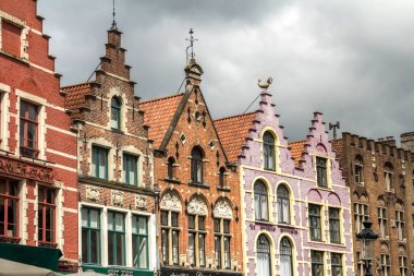 Belçika, Bruges 'deki Market Meydanı' nda ünlü eski renkli binalar. El değmemiş ortaçağ mimarisine sahip popüler Flaman şehri..