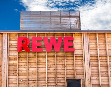 Nurnberg, Almanya: Rewe City süpermarket tabelası. REWE Grubu bir Alman perakende ve turizm kooperatif grubudur.