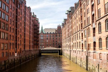 Hamburg 'da HafenCity Mahallesi' nde bulunan ünlü Speicherstadt deposu. Hamburg