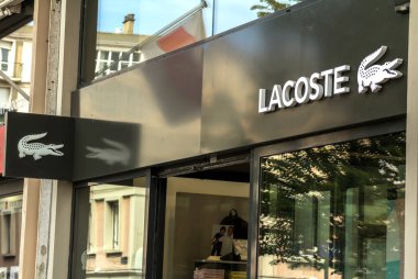 Le Havre, Fransa: Lacoste dükkanı. Lacoste, 1933 yılında tenis oyuncusu Ren Lacoste ve Andr Gillier tarafından kurulan Fransız giyim şirketidir..