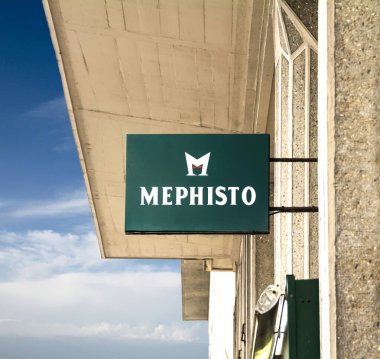 Mephisto mağazası. Kumpanya, modern tasarımı mükemmel bir şekilde birleştiren el yapımı ayakkabılar sunuyor.