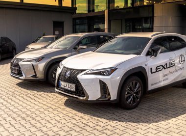 Nurnberg, Almanya - LEXUS arabaları araba satıcısının önüne park edildi. Park halindeki lüks arabaların manzarası.