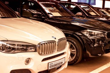 Nurnberg, Almanya - BMW arabaları araba satıcısının önüne park edilmiş. Park halindeki lüks arabaların manzarası.