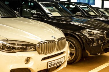 Nurnberg, Almanya - BMW arabaları araba satıcısının önüne park edilmiş. Park halindeki lüks arabaların manzarası.