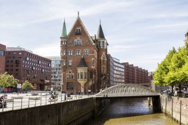 Hamburg 'da HafenCity Mahallesi' nde bulunan ünlü Speicherstadt deposu. Hamburg