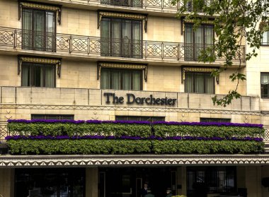 Londra, İngiltere: Londra 'da Mayfair' de park şeridindeki Dorchester otelinin manzarası
