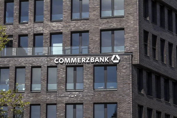ハンブルク ドイツ ドイツのハンブルクにあるコメルツバンクのロゴ コメルツバンクはドイツの銀行および金融サービス会社です — ストック写真