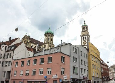 Augsburg, Almanya - 18 Mayıs 2019: Tarihi şehir merkezi Augsburg Belediye Binası manzarası