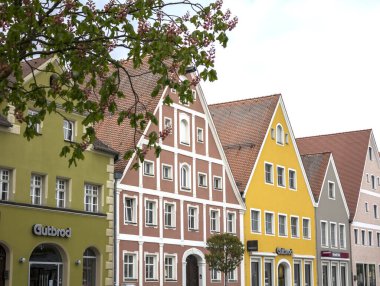 Freystadt / GERMANY - 1 Mayıs 2019: Alman kasabasının geleneksel evleri, Freystadt, Bavyera