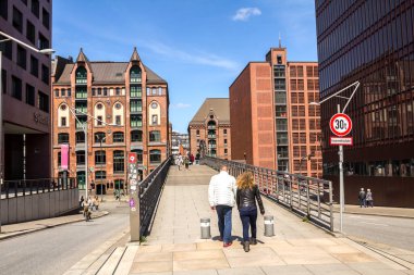 Hamburg 'da HafenCity Mahallesi' nde bulunan ünlü Speicherstadt deposu. Hamburg