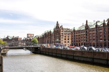 Hamburg 'da HafenCity Mahallesi' nde bulunan ünlü Speicherstadt deposu. Hamburg
