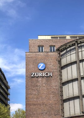 Hamburg, Almanya: Zürih Sigorta Grubu bir binanın tepesinde tanıtım yapıyor. Zürih Sigorta Grubu, merkezi Zürih 'te bulunan en büyük İsviçre sigorta şirketidir..