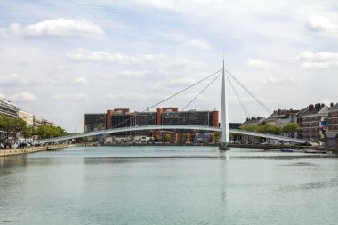 Le Havre, Fransa - Le Havre 'nin merkezinde yaya köprüsü. Le Havre, Normandiya, Fransa