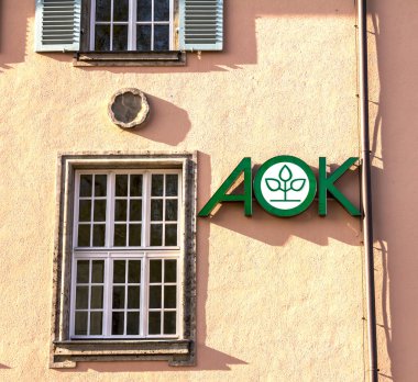 Erlangen, Almanya: Kamu sağlık sigorta şirketi AOK logosu. AOK, Almanya 'nın önde gelen sağlık sigorta şirketlerinden biri.