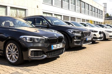 Nurnberg, Almanya, 4 Nisan 2019 - BMW arabaları araba satıcısının önüne park edilmiş. Park halindeki lüks arabaların manzarası.