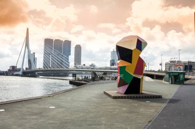 ROTTERDAM, NETHERLANDS - 9 Mayıs 19: Erasmus Köprüsü 'nün kuzey tarafında Maraton heykeli duruyor. Heykel 04.18 'de oraya dikilmiş. 2001 'de, yıllık maratona birkaç gün kala. Gün batımı.