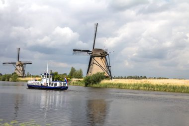 Hollanda 'da Kinderdijk, Rotterdam' daki ünlü turizm sahasında yel değirmenleri olan kırsal bölge. Eski Hollanda köyü Kinderdijk, UNESCO dünya mirası sahası.