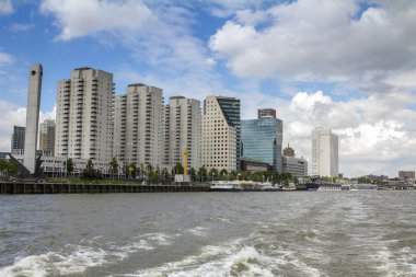 ROTTERDAM, NETHERLANDS - 9 Mayıs 2019: Güney Hollanda 'nın Rotterdam kenti, Avrupa' nın en büyük lojistik ve ekonomik merkezi,