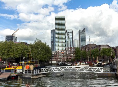 Rotterdam 'ın şehir merkezindeki Leuvehaven limanının görüntüsü. Rotterdam 'ın merkezinde, Erasmus Köprüsü yakınlarında yer almaktadır.