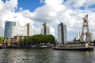 Rotterdam 'ın şehir merkezindeki Leuvehaven limanının görüntüsü. Rotterdam 'ın merkezinde, Erasmus Köprüsü yakınlarında yer almaktadır.