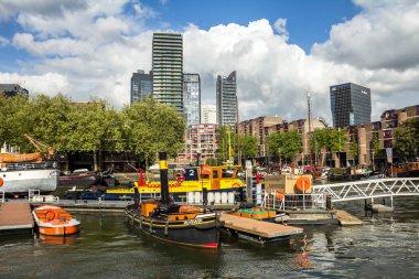 Rotterdam 'ın şehir merkezindeki Leuvehaven limanının görüntüsü. Rotterdam 'ın merkezinde, Erasmus Köprüsü yakınlarında yer almaktadır.