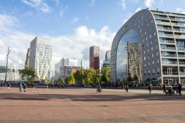 Rotterdam 'daki pazar salonunun hemen güneybatısında. 1 Ekim 2014 'te Queen Maxima tarafından MVRDV firması tarafından tasarlanmıştır. Kimliği belirsiz kişilerle.