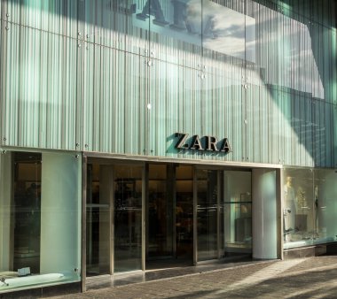 ZARA Moda Mağazası 'ndan geliyoruz. Zara İspanyol giyim ve aksesuar satıcısı..