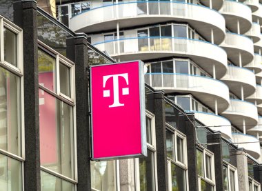 Bir dükkânda T-Mobile logosu var ve ben de... T-Mobile, Alman telekomünikasyon şirketi Deutsche Telekom 'un mobil iletişim şirketleri tarafından kullanılan marka adıdır.