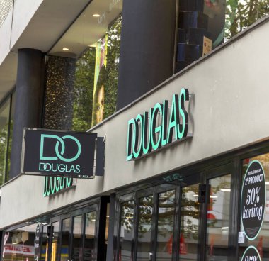 Douglas Şubesi 'nden RoTTERDAM. Douglas bir Alman parfümü ve kozmetik perakendecisi, tüm Avrupa 'da bayiliğe sahip satış yerleri var..