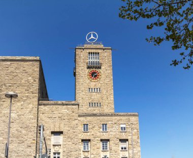 STUTTGART, GERMANY - 20 Nisan 2019 Stuttgart Merkez İstasyonu 'nun Stuttgart' ta Mercedes-Benz logosu olan kulesi. Bina Stuttgart 'ın ana simgelerinden biri..
