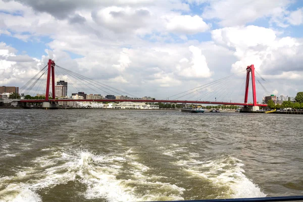 Rotterdam Hollandia Május Willemsbrug Híd Piros Kábel Híd Ellen Felhős — Stock Fotó