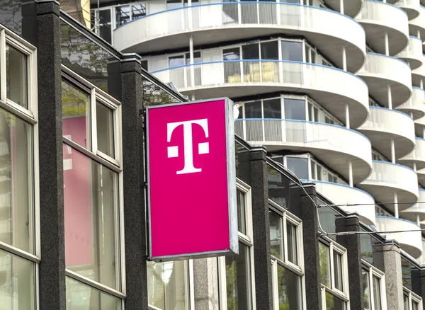 Bir dükkânda T-Mobile logosu var ve ben de... T-Mobile, Alman telekomünikasyon şirketi Deutsche Telekom 'un mobil iletişim şirketleri tarafından kullanılan marka adıdır.
