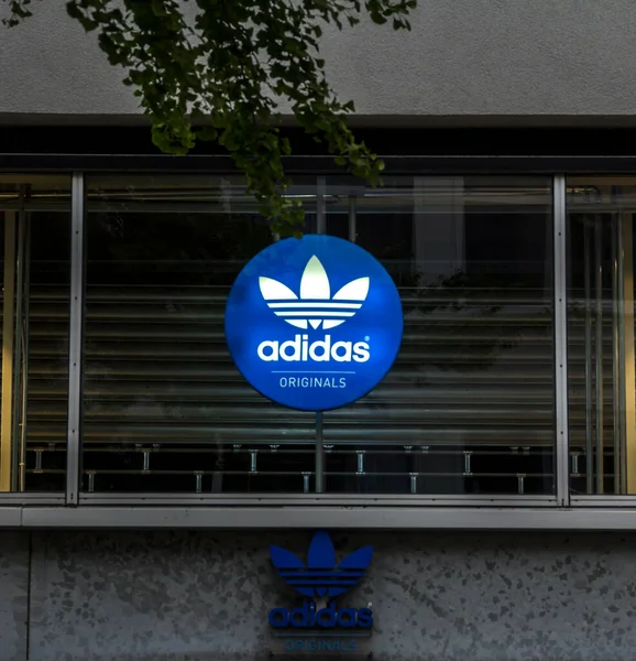 Rotterdam Nizozemsko Nápis Přední Straně Obchodu Adidas — Stock fotografie