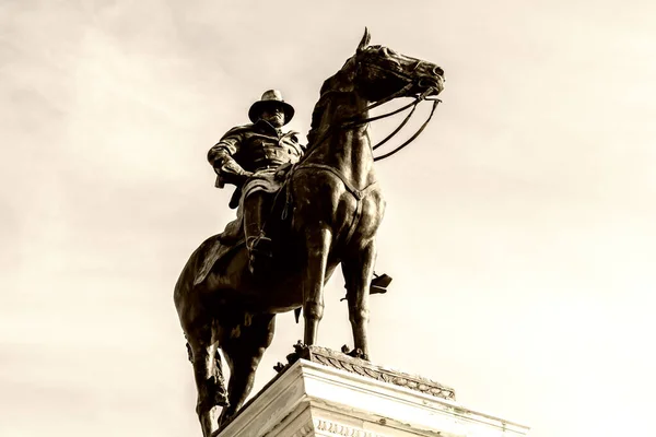 在国会山前面的纪念碑上 有一座尤利西斯 格兰特将军骑马的雕像 华盛顿特区 — 图库照片